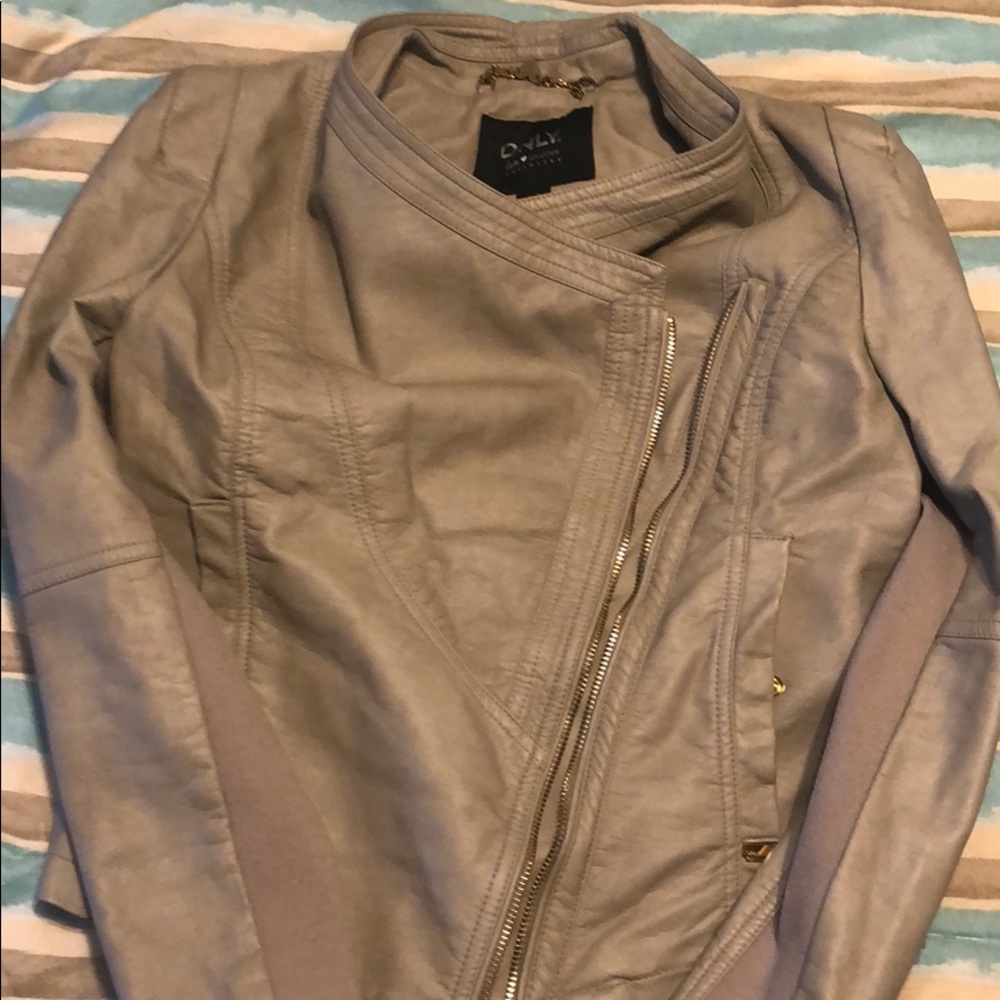 Leather jacket / fabric by the inner arm sleeves